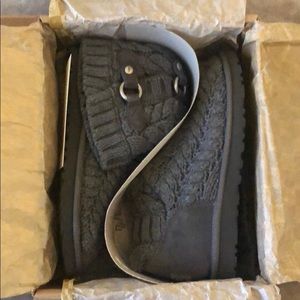 New w/box UGGs. Never worn. W Tularosa Grey Knit